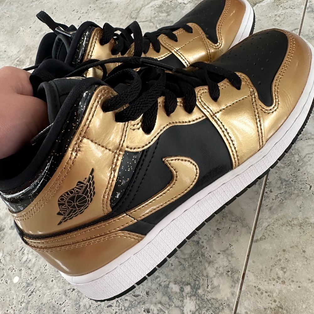 2022
Air Jordan 1 Mid SE GS 'Metallic Gold Black'
